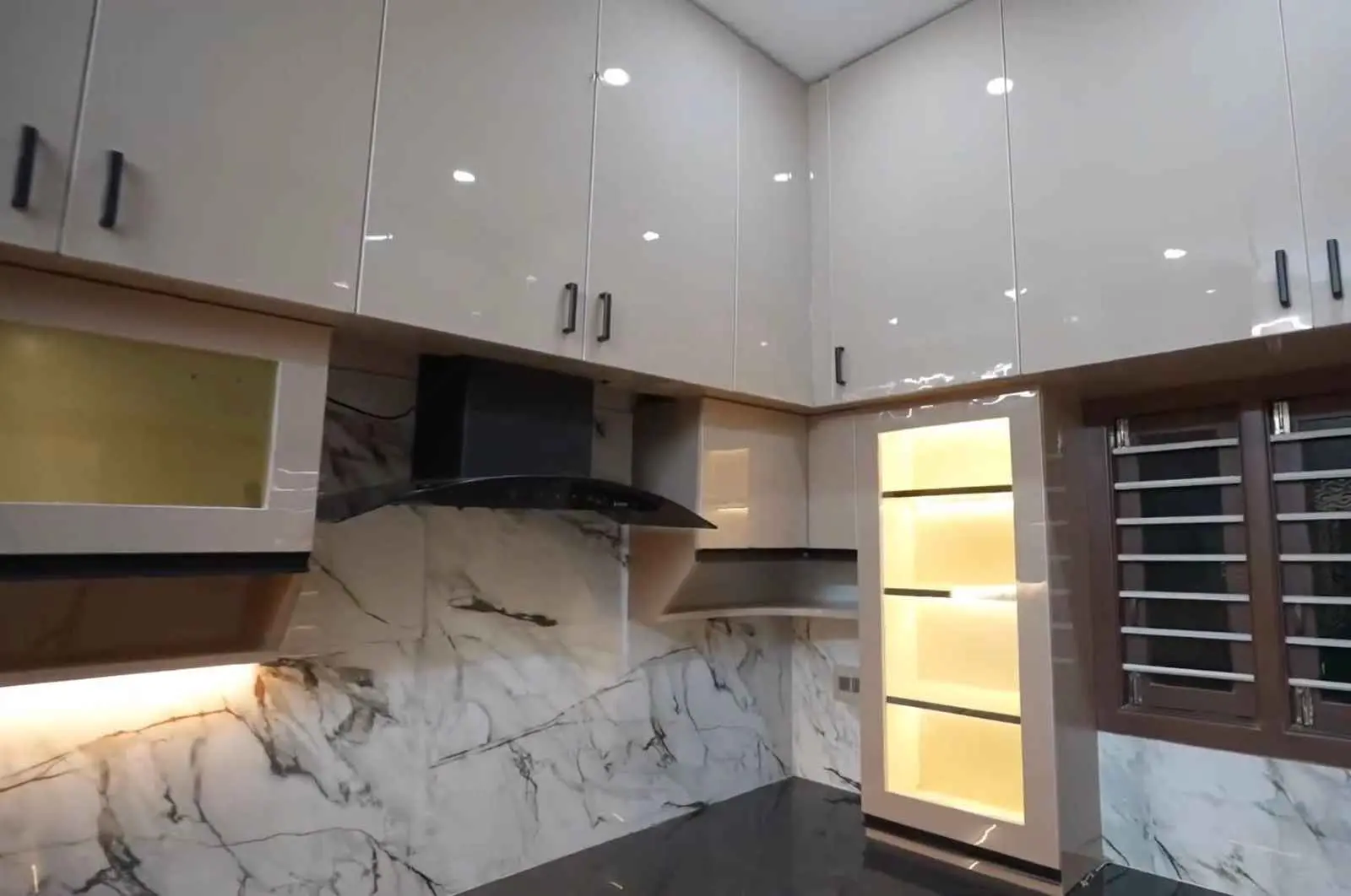Luxury Modular Kitchen Interior in Trichy – Glossy White & Marble Finish (2025 Trend)